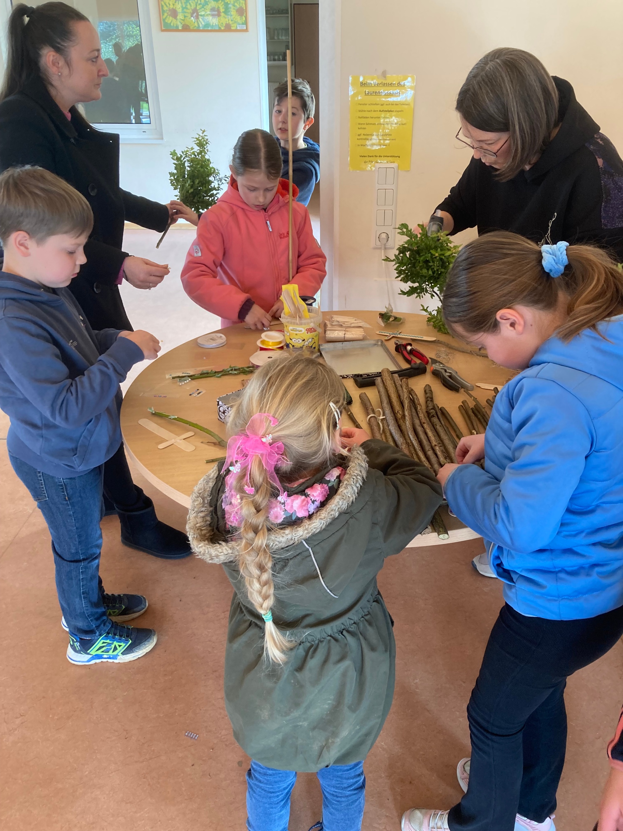 Voll konzentriert sind die Kinder bei der Sache