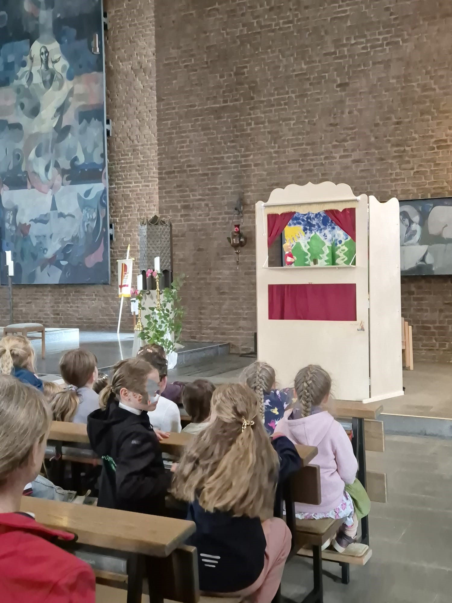 Fronleichnam Bilder von Kindern beim Kasperltheaterjpg
