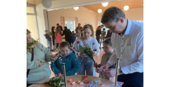 Palmstockbinden Asbach 2026 - Mit bunten Bändern wird den Palmstöcken der letzte Schliff verpasst