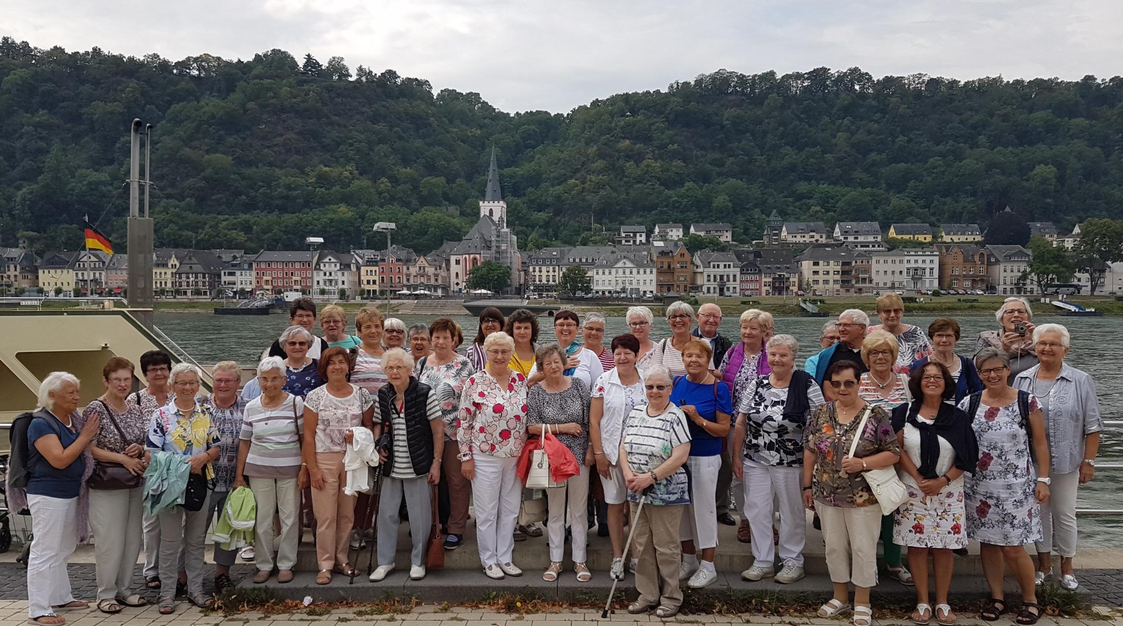Frauengemeinschaft Asbach beim Ausflug am Rhein