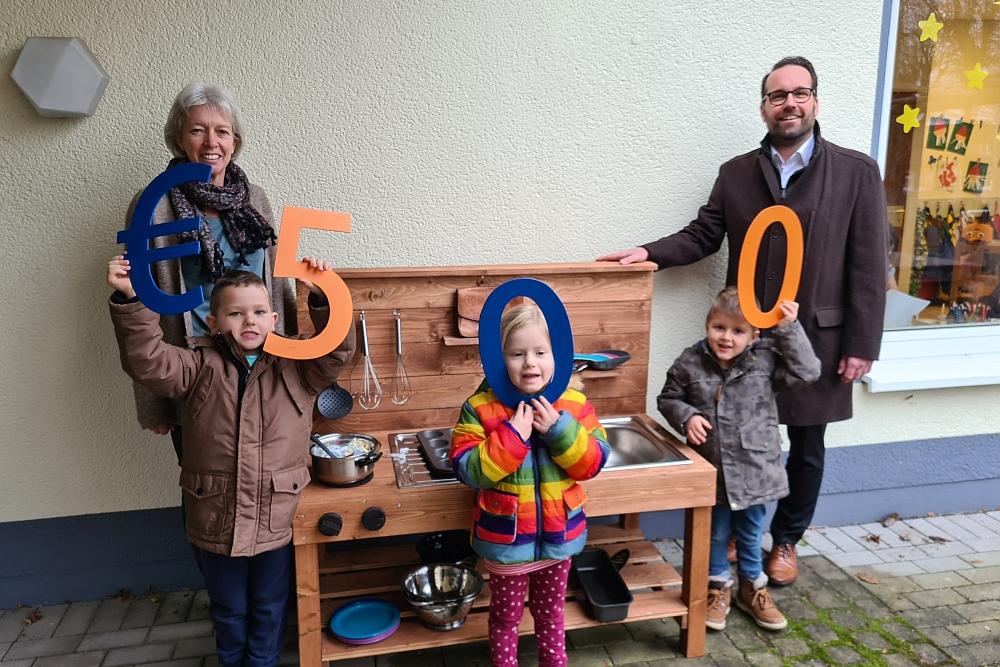 Spende der Raiffeisenbank Neustadt eG an den Kindergarten Asbach