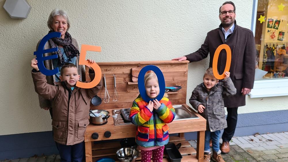 Spende der Raiffeisenbank Neustadt eG an den Kindergarten Asbach