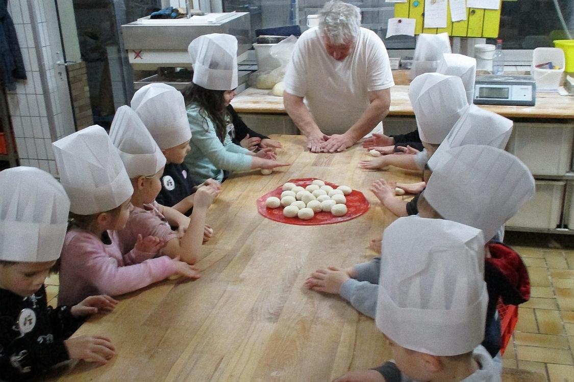 Kath. Kindergarten St. Laurentius Asbach - Maxis 2022/23 bei der Bäckerei Anhalt