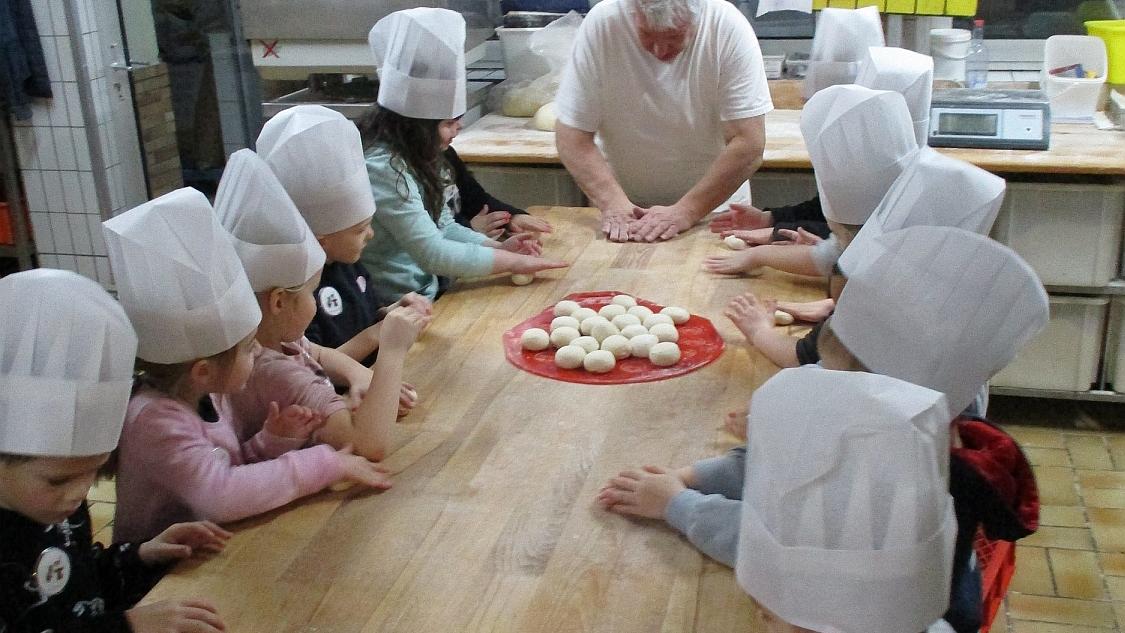 Kath. Kindergarten St. Laurentius Asbach - Maxis 2022/23 bei der Bäckerei Anhalt