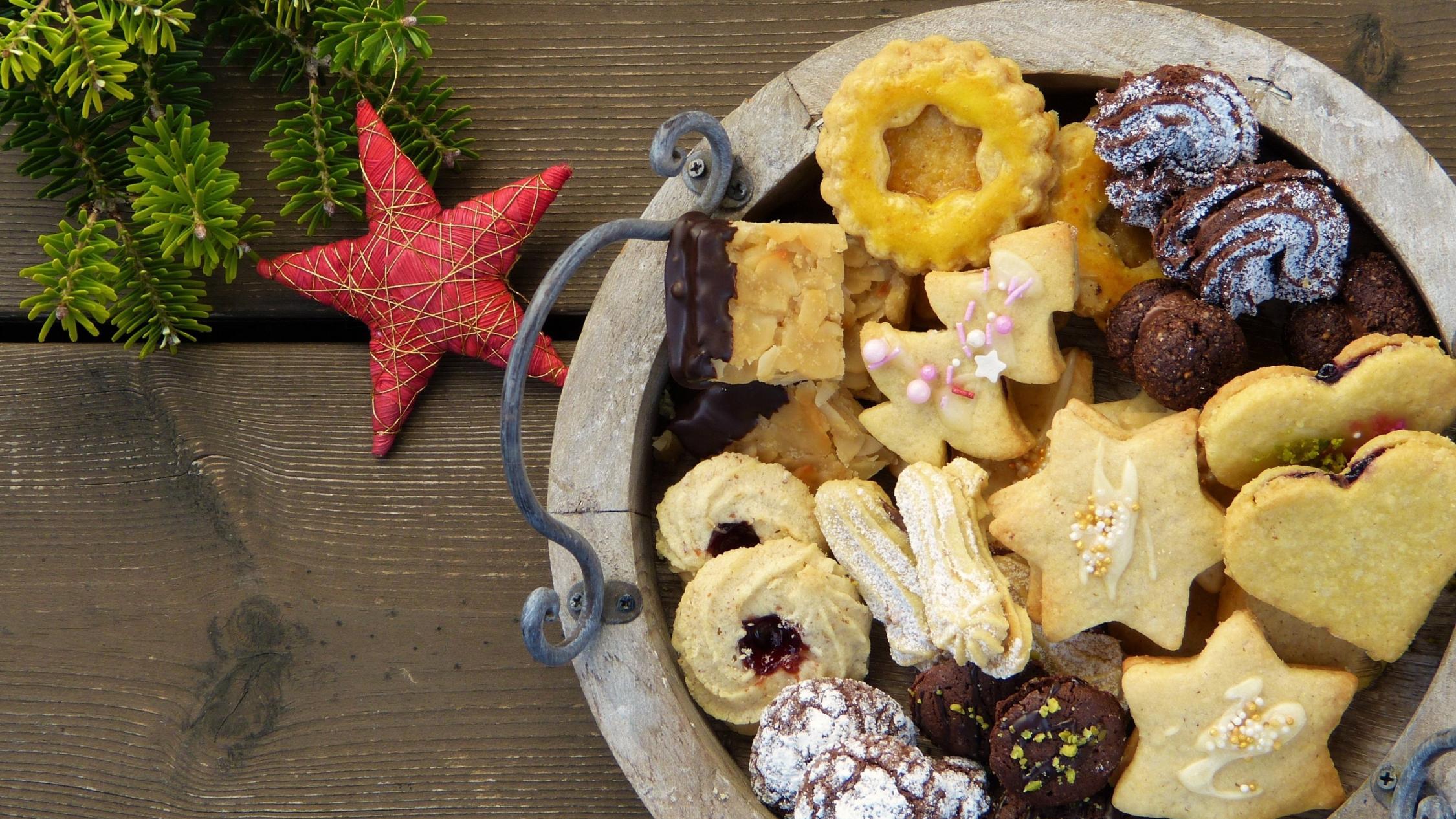 christmas-cookies-2975570__by_silviarita_pixabay_pfarrbriefservice