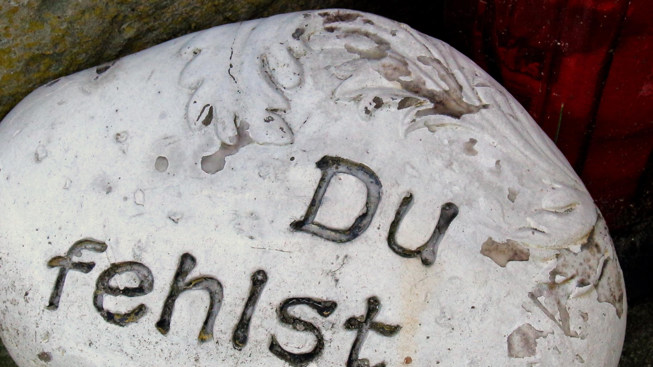 grabstein_du_fehlst_by_peter_weidemann_pfarrbriefservice